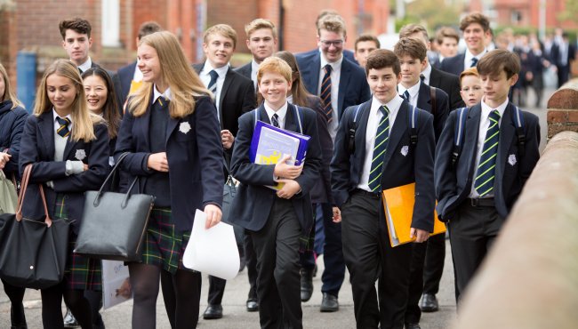 Zwergin Schulmaedchen College Partnertausch